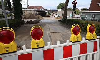 Noch wird eifrig gebuddelt an und unter der neuen Bahnbrücke über die Herforder Straße. - Jörg Stuke Noch wird eifrig gebuddelt an und unter der neuen Bahnbrücke über die Herforder Straße. - Jörg Stuke