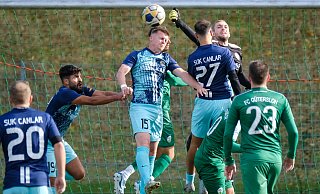 Die Canlarer Arbnor Gashi (Nr. 15) und Murthadha Nagem (Nr. 27) gehen in dieser Szene in die Luft. Güterslohs Torhüter Tim Matuschewsky kann den Ball jedoch vor den beiden Angreifern wegfausten. - Andreas Zobe