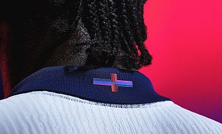 Das St.-George-Kreuz auf dem neuen englischen Trikot sorgt für Wirbel. - Nike/PA Media/dpa