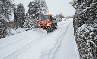 Ein Räumfahrzeug des Bauhofes in Willebadessen müht sich, die Schneemassen auf den Straßen der Ortschaft am Rande der Egge beiseite zu schieben. - Stefan Köneke