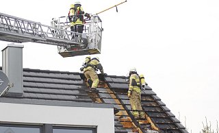 An der Hermannstraße: Die Spenger Feuerwehr konnte den Dachstuhlbrand rasch unter Kontrolle bringen. - Ekkehard Wind