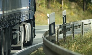 Die Lärmschutzwand entlang der B 64 muss ersetzt werden. - Pixabay (Symbolbild)