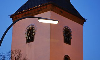 Die alten Peitschenlaternen an der Kaunitzer Ortsdurchfahrt sollen durch moderne Straßenleuchten ersetzt werden. Diese bieten dann auch einen Dauerstromanschluss für die geplante Weihnachtsbeleuchtung und für WLAN-Access-Points. - Roland Thöring