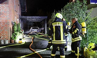 Auto und Carport brannten in der Nacht zu Sonntag vollständig aus. - Nicole Sielermann