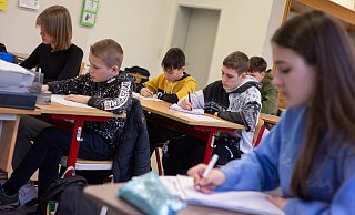Drei Mal in der Woche nachmittags findet in der Paderborner Südstadt-Realschule ein Sprachkurs für die jungen Ukrainerinnen und Ukrainer statt. - Niklas Tüns