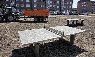 Tischtennisplatten hat die Stadt auf einem dafür abgeernteten Acker am Zollhausweg aufstellen lassen. Um die Fläche wird der eingezäunte Bereich jetzt erweitert. Weitere Spielgeräte sollen folgen. - Roland Thöring
