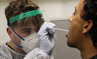 Corona-Tests bleiben auch in der vierten Pandemiewelle wichtig. - David Knapp