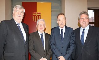 Der Präsident des Oberlandesgerichts Hamm, Johannes Keders (v. l.), begrüßte im Paderborner Rathaussaal den neuen Leiter des heimischen Landgerichts Michael Haas, dessen Vorgänger Klemens Thiemann sowie Staatssekretär Dirk Wedel. - Jutta Steinmetz