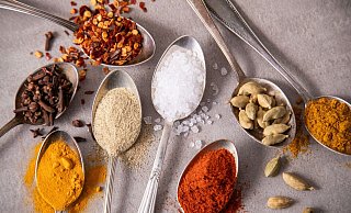 Das Salz in der Suppe? Reicht heute nicht mehr aus. Zunehmend halten Gewürze mit vielschichtigen Aromen Einzug in die Alltagsküche. - Christin Klose/dpa-tmn