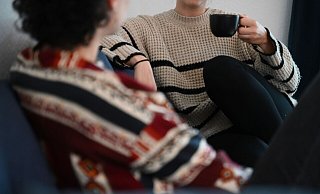 Präsenz und gemeinsames Aushalten der Situation sind wichtiger als perfekte Worte: Echtes Mitgefühl zeigt sich durch aufmerksames Dasein. - Alicia Windzio/dpa/dpa-tmn