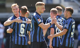 SCP-Stürmer Felix Platte (M.) klatscht nach dem 5:0-Heimsieg gegen den KSC mit seinem Teamkollegen Marcel Hoffmeier (r.) ab. - picture alliance