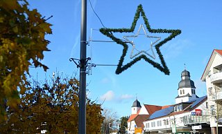 Weihnachtsbeleuchtung mit grünem Rand: Am Mittwoch wurden in Stukenbrock die ersten neuen Sterne angebracht. - Stadt SHS