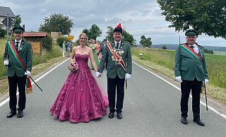 In der eleganten Königinnenrobe zog Judith Thöne an der Seite ihres Königs Marius Thöne beim Festumzug in Altenheerse alle Blicke auf sich. - Sophia Bruch