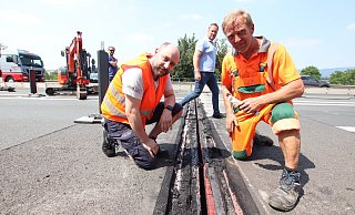 Prüfende Blicke: Projektleiter Thorsten Hild (l.) und Straßenwärter Gerd Eickmeier von Straßen NRW schauen auf den geöffneten Fahrbahnübergang der Weserflutbrücke. - Ulf Hanke
