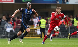 Klaus Gjasula (l.), der sich hier ein Laufduell mit HSV-Akteur Aaron Hunt liefert, wird ab sofort ebenfalls das Hamburger Trikot tragen. - picture alliance