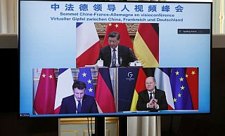 Emmanuel Macron (unten,l.), Olaf Scholz (unten,r.) und Xi Jinping während der Videokonferenz. - Foto: Benoit Tessier/Reuters/AP/dpa
