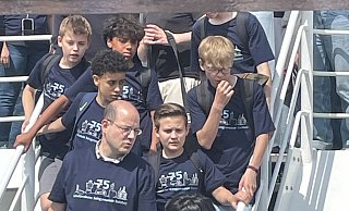 Mit der Fähre auf die Insel: Schüler und Lehrer trugen jetzt bei ihrem besonderen Ausflug extra für das Jubiläum kreierte T-Shirts. - Hans-Joachim Nolting