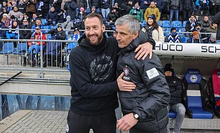 Arminia-Trainer Mitch Kniat (l., mit FCE-Coach Jens Härtel) ist nach dem 2:1-Sieg über Aue erleichtert. - Oliver Krato