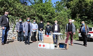 Günter Helling (v. l.) Wolfgang Hildesheim, Norika Creuzmann, Ralf Barrenstein, Payam Sameni, Thorsten Driller, Volker Bastert und Willi Ernst sowie Manfred Borchert nehmen die Schutzmaterialien entgegen. - Mareike Gröneweg