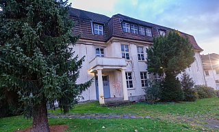 Das seit 2017 leerstehende, große, ortsteilprägende Gebäude aus dem Baujahr 1912 soll erhalten bleiben, so eine Bedingung für den Kauf. - Andreas Zobe