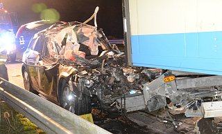 Total zerstört: Das Auto geriet unter den Sattelzug-Auflieger. - Andreas Eickhoff