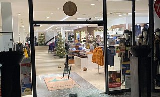 Die Eingangstür zerbarst durch die Gewalt der Täter. Im Hintergrund sind schwere Steine zu sehen. - Regina Brucksch