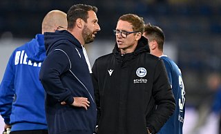 Arminia Bielefelds Sport-Geschäftsführer Michael Mutzel (r.) verteidigt den taktischen Plan, den sich Trainer Mitch Kniat für das Spiel gegen Cottbus ausgedacht hatte. - Teresa Kroeger