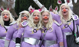 Schweine im Weltall: Die geklonte Miss Piggy war beim Umzug des Carnevalvereins Weserbrücke ohne ihre Crewmitglieder Captain Link Ringelschwanz und den geheimnisvollen Dr. Julius Speckschwarte unterwegs. - Torsten Wegener