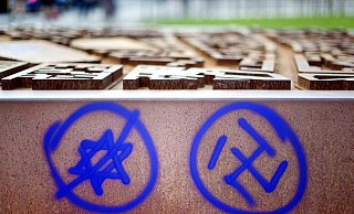 Ein Hakenkreuz und ein durchgestrichener Davidstern sind an einer Gedenkstätte zu sehen. - Daniel Reinhardt/Deutsche Presse-Agentur GmbH/dpa