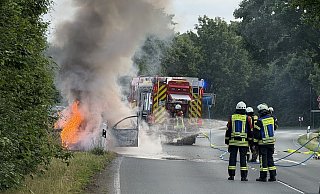 Der Pkw brannte an der Einmündung des Buchenhofs zur Paderborner Straße in Borchen vollständig aus. - Feuerwehr Borchen