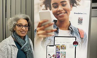 Bücherei-Mitarbeiterin Juliana Fadire stellt die neue Bibliotheks-Lese-App Libby vor. - Elke Niedringhaus-Haasper