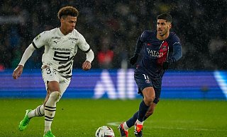 Désiré Doué im Trikot von Stade Rennes wird künftig für Paris Saint-Germain spielen. - Michel Euler/AP/dpa