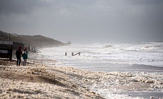 Sturmflut vor Sylt. Das Wetter lockte auch Spaziergänger an die Nordsee. - Daniel Bockwoldt/dpa