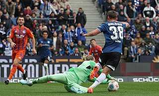 Schalkes Torwart Loris Karius rettet einen Schuss von Bielefelds Marius Wörl. - Friso Gentsch/dpa