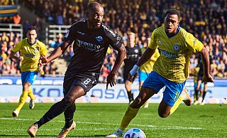 David Kinsombi (l.), hier gegen Braunschweigs Anton Donkor, scheint beim SC Paderborn seine neue Rolle gefunden zu haben. - Imago Images