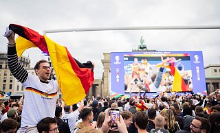 Auf der Fanmeile in Berlin feierten viele Menschen ihre Mannschaften. - Christoph Soeder/dpa