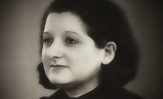 Eines der wenigen Fotos, die von Franziska Spiegel noch vorhanden sind. Das kleine Foto zeigt den Gedenkstein an dem Ort, an dem sie erschossen wurde. - Foto: Sammlung G. Ellenberg