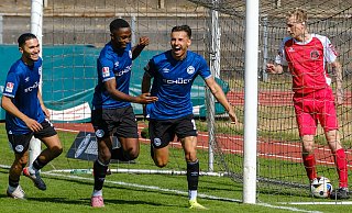 Früher Jubel: Nach drei Minuten beglückwünscht Latif-Bilal Alassane (2. v. l.) den Kollege Monti Theiß zu dessen Tor zum 1:0 in der dritten Minute. - Andreas Zobe