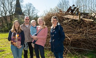 Isa Gläsker (evangelische Jugend Hiddenhausen, v. l.), Berni Schmidt (Presbyterium), Elias, Rebekka Schröder (Bezirksausschuss Hiddenhausen in der Stephanus-Gemeinde) und Anna von Consbruch laden zum Osterfeuer auf der Wiese hinter der St. Gangolf-Kirche ein. - Ralf Bittner