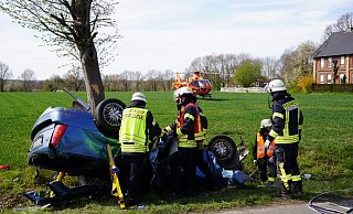 Einsatzkräfte sichern das Wrack des Fords.  - Christian Mathiesen