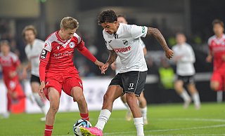Verls Torschütze Oliver Bastista Meier (r.) tunnelt beim OWL-Duell Arminia Bielefelds Sam Schreck. - Jens Dünhölter