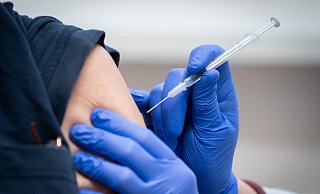Eine Pflegekraft wird gegen das Coronavirus geimpft. - Foto: Kay Nietfeld/dpa