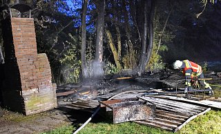 Alles verbrannt: Die Feuerwehr konnte die Hütte nicht mehr retten - etliche Bäume in unmittelbarer Umgebung aber offenbar so gerade noch. - Barbara Franke