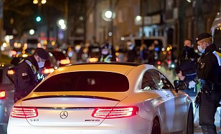 Polizisten kontrollieren den Fahrer eines Mercedes-Sportwagens . - Symbolfoto: Bernd Thissen / dpa