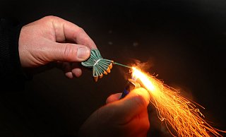Nach dem Anzünden der Feuerwerkskörper sollte ausreichend Sicherheitsabstand gehalten werden, rät die Feuerwehr. - Picture Alliance