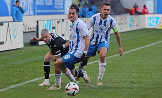 Bei der 1:2-Niederlage im Hinspiel gab es für Louis Oppie (l.) und den DSC Arminia im Rostocker Ostseestadion kaum ein Durchkommen. - IMAGO/Lobeca