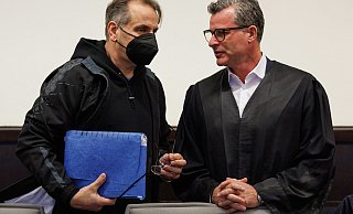 Anwalt Detlev Binder (rechts) aus Bielefeld vertrat in den vergangenen Jahrzehnten viele bekannte Straftäter, darunter auch Wilfried W. („Horrorhaus“ von Höxter). - dpa