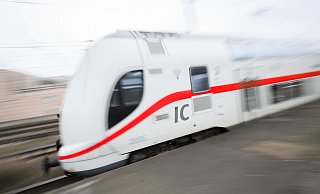 Aufgrund eines Einsatzes der Bundespolizei musste ein Intercity außerplanmäßig am Bahnhof in Salzkotten anhalten. - dpa