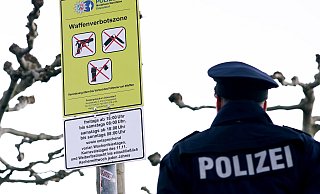 So sehen in NRW die Schilder für Waffenverbotszonen aus – diese Woche noch sollen sie auch in Bielefeld montiert werden. Das Foto zeigt noch ein Schild in der Altstadt von Düsseldorf. - David Young/dpa