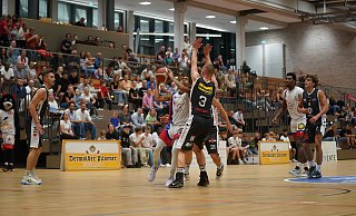 Sportler und Zuschauer hatten zuletzt, wie hier beim Basketballspiel der BBG Herford gegen Ibbenbüren, mit stickiger Luft zu kämpfen. - Archiv: Yvonne Gottschlich